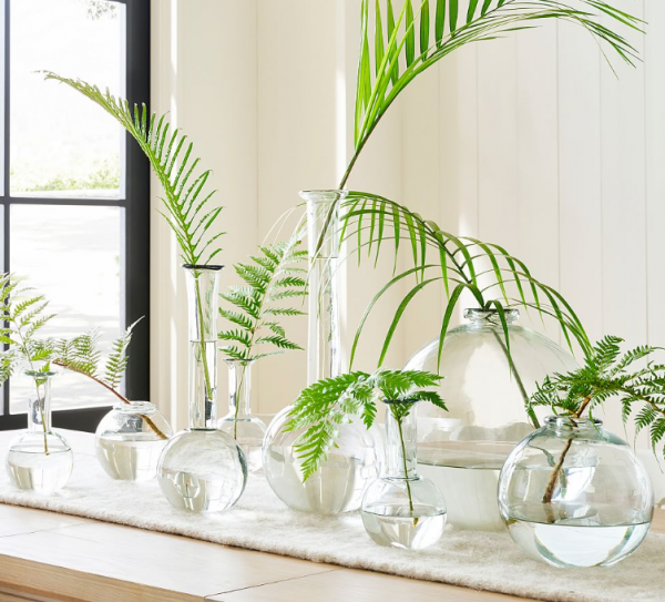 Vas bunga berbentuk bola dengan desain terbuka